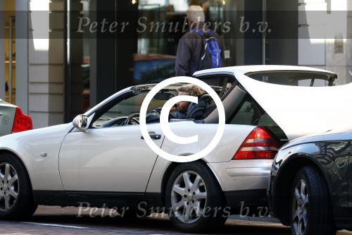 Amsterdam 30 september 2015 
Manuel Broekman met een kennis en in zijn mercedes cabrio op de pc hooftstraat