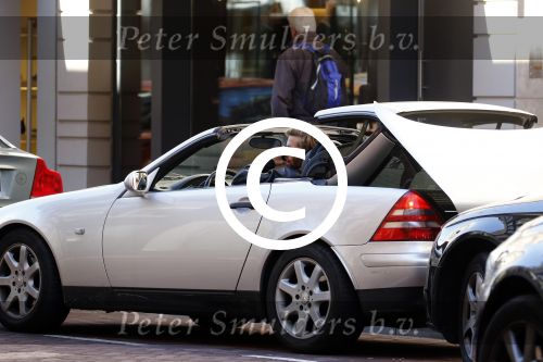 Amsterdam 30 september 2015 
Manuel Broekman met een kennis en in zijn mercedes cabrio op de pc hooftstraat