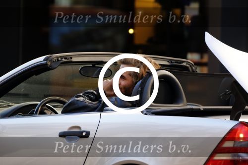 Amsterdam 30 september 2015 
Manuel Broekman met een kennis en in zijn mercedes cabrio op de pc hooftstraat