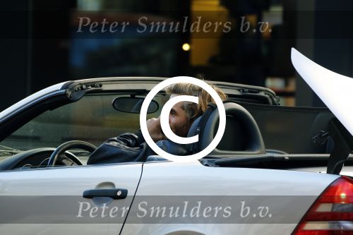 Amsterdam 30 september 2015 
Manuel Broekman met een kennis en in zijn mercedes cabrio op de pc hooftstraat