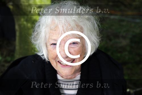 Haarzuilens 27 september 2015
Aktie om bomen te planten gepresenteerd door Beau v Erven Dorens en Angela Groothuizen.
oa Evelyn Struik Trijntje OOsterhuis Nick & Simon Marjan Berk Tineke Schouten Ruud Feltkamp en inge Ipenburg werken mee.