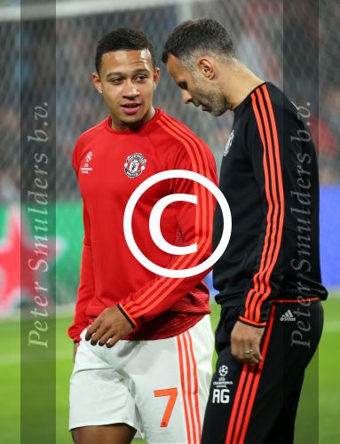 Eindhoven, 15 September 2015
CL 2015/2016
Eerste wedstrijd PSV-Manchester United, eindstand 2-1
Memphis Depay in gesprek met Ryan Giggs