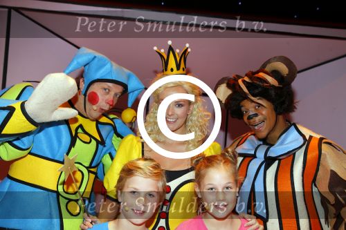 Hilversum 27 september 2015
Premiere twee kleine kleutertjes met Monique Smit naar verhaal van Jan Smit. Ze krijgen uit handen van edsilia Rombley dubbel platina.