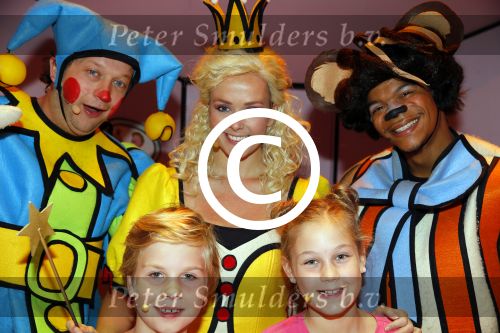 Hilversum 27 september 2015
Premiere twee kleine kleutertjes met Monique Smit naar verhaal van Jan Smit. Ze krijgen uit handen van edsilia Rombley dubbel platina.