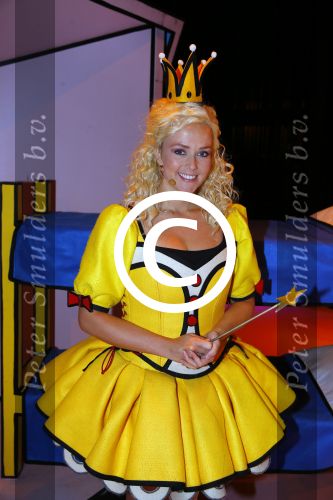 Hilversum 27 september 2015
Premiere twee kleine kleutertjes met Monique Smit naar verhaal van Jan Smit. Ze krijgen uit handen van edsilia Rombley dubbel platina.