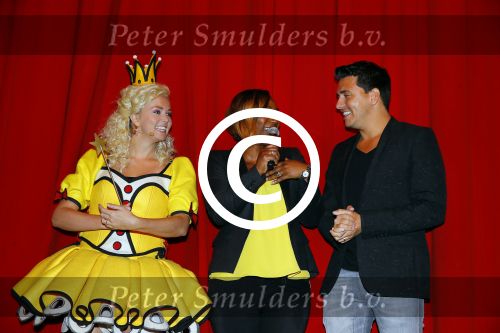 Hilversum 27 september 2015
Premiere twee kleine kleutertjes met Monique Smit naar verhaal van Jan Smit. Ze krijgen uit handen van edsilia Rombley dubbel platina.