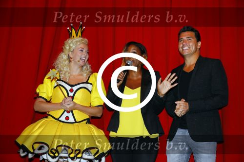 Hilversum 27 september 2015
Premiere twee kleine kleutertjes met Monique Smit naar verhaal van Jan Smit. Ze krijgen uit handen van edsilia Rombley dubbel platina.