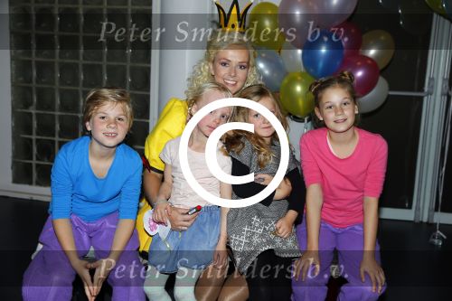 Hilversum 27 september 2015
Premiere twee kleine kleutertjes met Monique Smit naar verhaal van Jan Smit. Ze krijgen uit handen van edsilia Rombley dubbel platina.