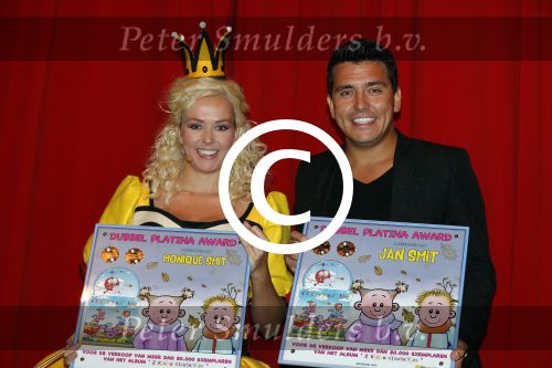 Hilversum 27 september 2015
Premiere twee kleine kleutertjes met Monique Smit naar verhaal van Jan Smit. Ze krijgen uit handen van edsilia Rombley dubbel platina.