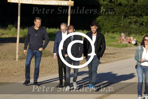 Haarzuilens 27 september 2015
Aktie om bomen te planten gepresenteerd door Beau v Erven Dorens en Angela Groothuizen.
oa Evelyn Struik Trijntje OOsterhuis Nick & Simon Marjan Berk Tineke Schouten Ruud Feltkamp en inge Ipenburg werken mee. Nick Schilder met Aloys Buijs