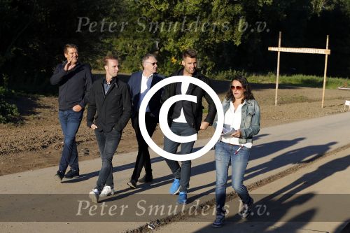 Haarzuilens 27 september 2015
Aktie om bomen te planten gepresenteerd door Beau v Erven Dorens en Angela Groothuizen.
oa Evelyn Struik Trijntje OOsterhuis Nick & Simon Marjan Berk Tineke Schouten Ruud Feltkamp en inge Ipenburg werken mee. Nick Schilder met Aloys Buijs