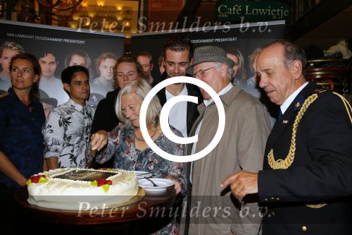 Amsterdam 16 september 2015
Perspresentatie Baantjer Live 2, Gaby Milder, Roben Mitchell van den Dungen, Hayo Kruijff, Nienke Sikkens, Beau Schneider, Peter Tuinman, Peter Romer. Erwin v Lambaart is de producent