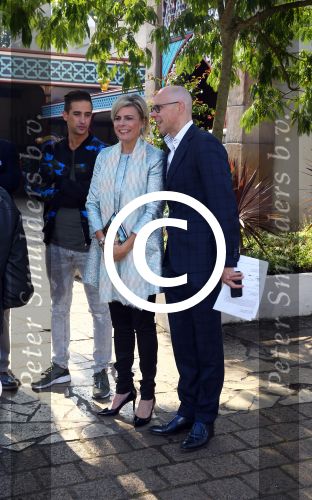 Kaatsheuvel, De Efteling presentatie en voorlezen door Yes-R en Prinses Laurentien
Prinses Laurentien in gesprek met Roel Govers van stichting lezen en schrijven