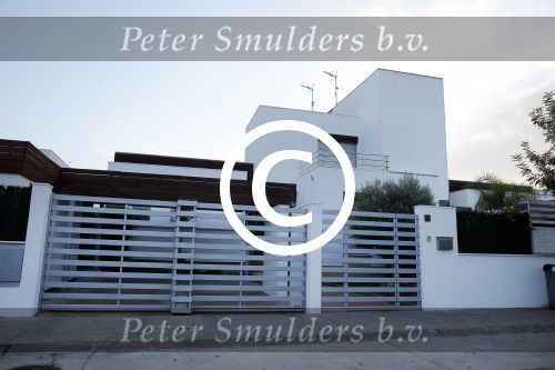 Sevilla 13/14 oktober 2015
Rafael v d Vaart heeft bezoek van zijn vriendin Christie die bij hem op bezoek is in zijn huis in Sevilla. Rafael wordt aangesproken door Edwin Bredius terwijl hij boodschappen doet in de supermarkt.