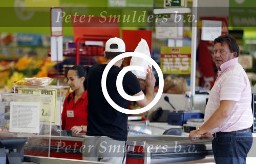 Sevilla 13/14 oktober 2015
Rafael v d Vaart heeft bezoek van zijn vriendin Christie die bij hem op bezoek is in zijn huis in Sevilla. Rafael wordt aangesproken door Edwin Bredius terwijl hij boodschappen doet in de supermarkt.