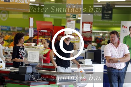 Sevilla 13/14 oktober 2015
Rafael v d Vaart heeft bezoek van zijn vriendin Christie die bij hem op bezoek is in zijn huis in Sevilla. Rafael wordt aangesproken door Edwin Bredius terwijl hij boodschappen doet in de supermarkt.