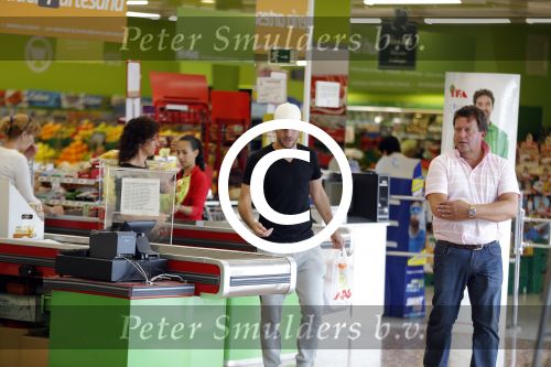 Sevilla 13/14 oktober 2015
Rafael v d Vaart heeft bezoek van zijn vriendin Christie die bij hem op bezoek is in zijn huis in Sevilla. Rafael wordt aangesproken door Edwin Bredius terwijl hij boodschappen doet in de supermarkt.