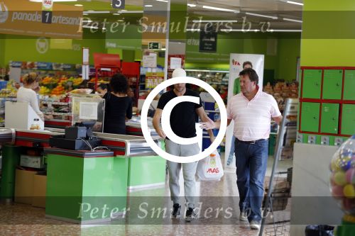 Sevilla 13/14 oktober 2015
Rafael v d Vaart heeft bezoek van zijn vriendin Christie die bij hem op bezoek is in zijn huis in Sevilla. Rafael wordt aangesproken door Edwin Bredius terwijl hij boodschappen doet in de supermarkt.