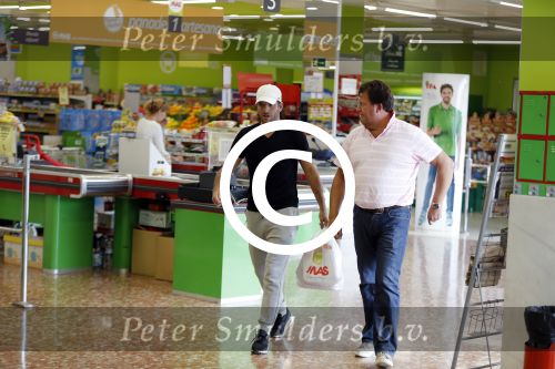 Sevilla 13/14 oktober 2015
Rafael v d Vaart heeft bezoek van zijn vriendin Christie die bij hem op bezoek is in zijn huis in Sevilla. Rafael wordt aangesproken door Edwin Bredius terwijl hij boodschappen doet in de supermarkt.