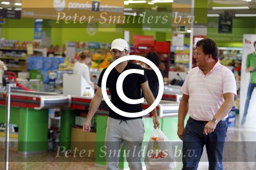 Sevilla 13/14 oktober 2015
Rafael v d Vaart heeft bezoek van zijn vriendin Christie die bij hem op bezoek is in zijn huis in Sevilla. Rafael wordt aangesproken door Edwin Bredius terwijl hij boodschappen doet in de supermarkt.