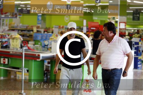 Sevilla 13/14 oktober 2015
Rafael v d Vaart heeft bezoek van zijn vriendin Christie die bij hem op bezoek is in zijn huis in Sevilla. Rafael wordt aangesproken door Edwin Bredius terwijl hij boodschappen doet in de supermarkt.
