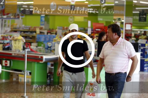 Sevilla 13/14 oktober 2015
Rafael v d Vaart heeft bezoek van zijn vriendin Christie die bij hem op bezoek is in zijn huis in Sevilla. Rafael wordt aangesproken door Edwin Bredius terwijl hij boodschappen doet in de supermarkt.
