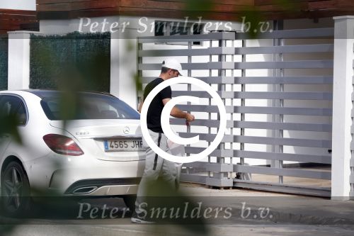 Sevilla 13/14 oktober 2015
Rafael v d Vaart heeft bezoek van zijn vriendin Christie die bij hem op bezoek is in zijn huis in Sevilla. Rafael wordt aangesproken door Edwin Bredius terwijl hij boodschappen doet in de supermarkt.