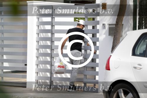 Sevilla 13/14 oktober 2015
Rafael v d Vaart heeft bezoek van zijn vriendin Christie die bij hem op bezoek is in zijn huis in Sevilla. Rafael wordt aangesproken door Edwin Bredius terwijl hij boodschappen doet in de supermarkt.