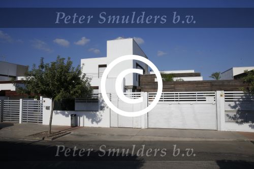 Sevilla 13/14 oktober 2015
Rafael v d Vaart heeft bezoek van zijn vriendin Christie die bij hem op bezoek is in zijn huis in Sevilla. Rafael wordt aangesproken door Edwin Bredius terwijl hij boodschappen doet in de supermarkt.