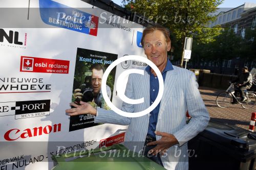 Amsterdam 30 september 2015
Boekpresenatie Joop van Tellingen in Players. Aanwezig Dennis Ria Nathalie en Fender v Tellingen alsmede rest van de familie. Riny v d Lee