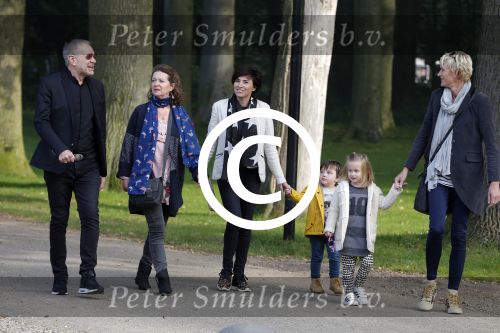 Baarn 4 oktober 2015
Presentatie boek Belinda Meuldijk in kasteel Groeneveld.
Aanwezig Thierry Duval Rob de Nijs Henriette de Nijs Julis Joshi en Robert.
Willeke Alberti krijgt het eerste boek.