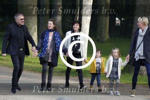 Baarn 4 oktober 2015
Presentatie boek Belinda Meuldijk in kasteel Groeneveld.
Aanwezig Thierry Duval Rob de Nijs Henriette de Nijs Julis Joshi en Robert.
Willeke Alberti krijgt het eerste boek.