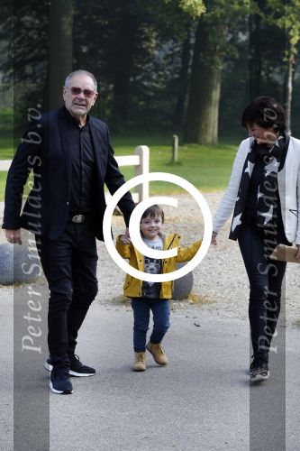 Baarn 4 oktober 2015
Presentatie boek Belinda Meuldijk in kasteel Groeneveld.
Aanwezig Thierry Duval Rob de Nijs Henriette de Nijs Julis Joshi en Robert.
Willeke Alberti krijgt het eerste boek.