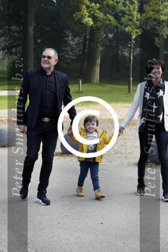 Baarn 4 oktober 2015
Presentatie boek Belinda Meuldijk in kasteel Groeneveld.
Aanwezig Thierry Duval Rob de Nijs Henriette de Nijs Julis Joshi en Robert.
Willeke Alberti krijgt het eerste boek.