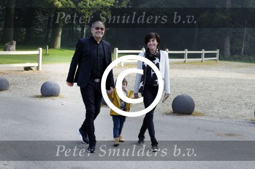Baarn 4 oktober 2015
Presentatie boek Belinda Meuldijk in kasteel Groeneveld.
Aanwezig Thierry Duval Rob de Nijs Henriette de Nijs Julis Joshi en Robert.
Willeke Alberti krijgt het eerste boek.