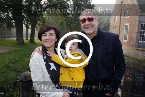 Baarn 4 oktober 2015
Presentatie boek Belinda Meuldijk in kasteel Groeneveld.
Aanwezig Thierry Duval Rob de Nijs Henriette de Nijs Julis Joshi en Robert.
Willeke Alberti krijgt het eerste boek.