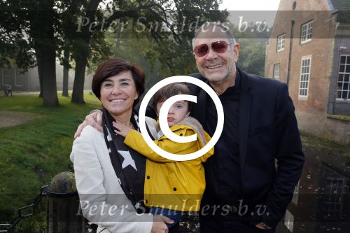 Baarn 4 oktober 2015
Presentatie boek Belinda Meuldijk in kasteel Groeneveld.
Aanwezig Thierry Duval Rob de Nijs Henriette de Nijs Julis Joshi en Robert.
Willeke Alberti krijgt het eerste boek.
