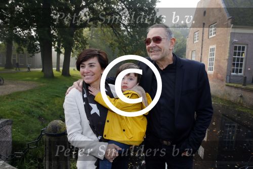 Baarn 4 oktober 2015
Presentatie boek Belinda Meuldijk in kasteel Groeneveld.
Aanwezig Thierry Duval Rob de Nijs Henriette de Nijs Julis Joshi en Robert.
Willeke Alberti krijgt het eerste boek.