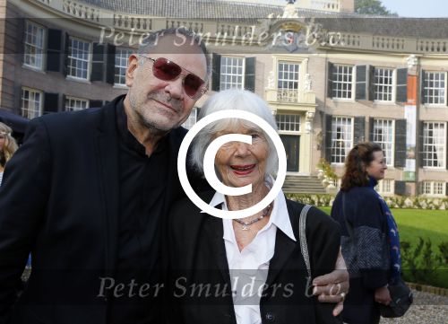 Baarn 4 oktober 2015
Presentatie boek Belinda Meuldijk in kasteel Groeneveld.
Aanwezig Thierry Duval Rob de Nijs Henriette de Nijs Julis Joshi en Robert.
Willeke Alberti krijgt het eerste boek.
