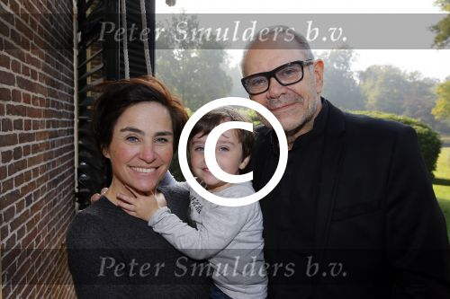 Baarn 4 oktober 2015
Presentatie boek Belinda Meuldijk in kasteel Groeneveld.
Aanwezig Thierry Duval Rob de Nijs Henriette de Nijs Julis Joshi en Robert.
Willeke Alberti krijgt het eerste boek.