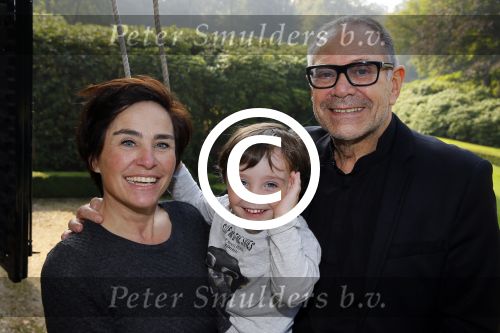 Baarn 4 oktober 2015
Presentatie boek Belinda Meuldijk in kasteel Groeneveld.
Aanwezig Thierry Duval Rob de Nijs Henriette de Nijs Julis Joshi en Robert.
Willeke Alberti krijgt het eerste boek.