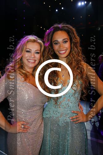 Utrecht 27 september 2015
Premiere the bodyguard met oa Romy Monteiro Mark v Eeuwen  Carolina Dijkhuizen en Patrick Martens. Romy met moeder Antje