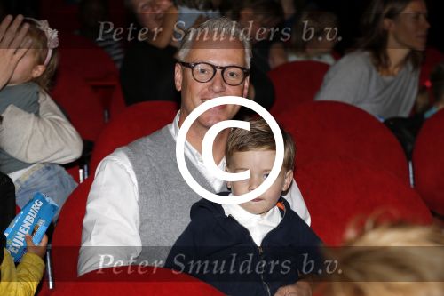 Hilversum 27 september 2015
Premiere twee kleine kleutertjes met Monique Smit naar verhaal van Jan Smit. Ze krijgen uit handen van edsilia Rombley dubbel platina. Rudolph v Veen met zoon en vrouw