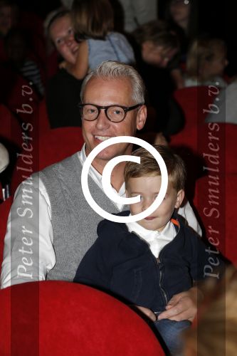 Hilversum 27 september 2015
Premiere twee kleine kleutertjes met Monique Smit naar verhaal van Jan Smit. Ze krijgen uit handen van edsilia Rombley dubbel platina. Rudolph v Veen met zoon en vrouw