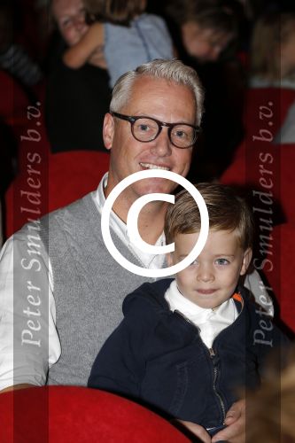 Hilversum 27 september 2015
Premiere twee kleine kleutertjes met Monique Smit naar verhaal van Jan Smit. Ze krijgen uit handen van edsilia Rombley dubbel platina. Rudolph v Veen met zoon en vrouw