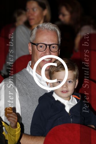 Hilversum 27 september 2015
Premiere twee kleine kleutertjes met Monique Smit naar verhaal van Jan Smit. Ze krijgen uit handen van edsilia Rombley dubbel platina. Rudolph v Veen met zoon en vrouw