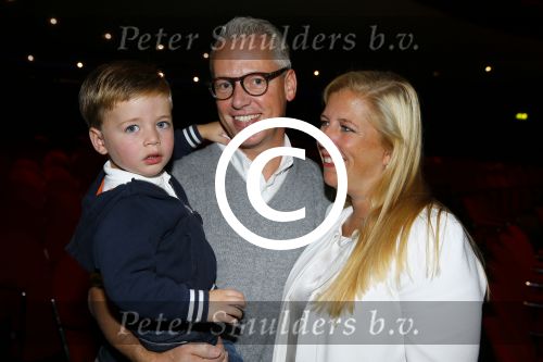 Hilversum 27 september 2015
Premiere twee kleine kleutertjes met Monique Smit naar verhaal van Jan Smit. Ze krijgen uit handen van edsilia Rombley dubbel platina. Rudolph v Veen met zoon en vrouw