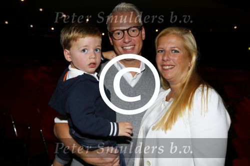 Hilversum 27 september 2015
Premiere twee kleine kleutertjes met Monique Smit naar verhaal van Jan Smit. Ze krijgen uit handen van edsilia Rombley dubbel platina. Rudolph v Veen met zoon en vrouw