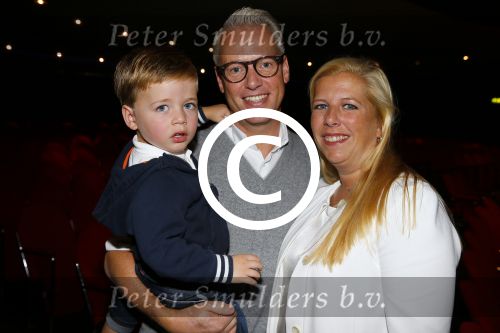 Hilversum 27 september 2015
Premiere twee kleine kleutertjes met Monique Smit naar verhaal van Jan Smit. Ze krijgen uit handen van edsilia Rombley dubbel platina. Rudolph v Veen met zoon en vrouw