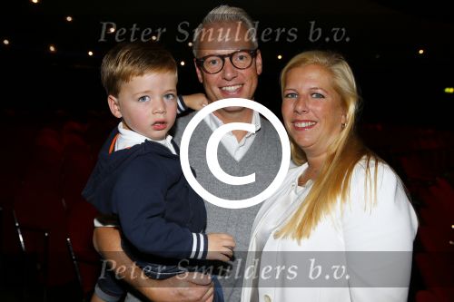 Hilversum 27 september 2015
Premiere twee kleine kleutertjes met Monique Smit naar verhaal van Jan Smit. Ze krijgen uit handen van edsilia Rombley dubbel platina. Rudolph v Veen met zoon en vrouw